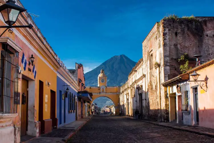 Web-St-Catarina-arc-and-volcano,-Antigua,-Guatemala