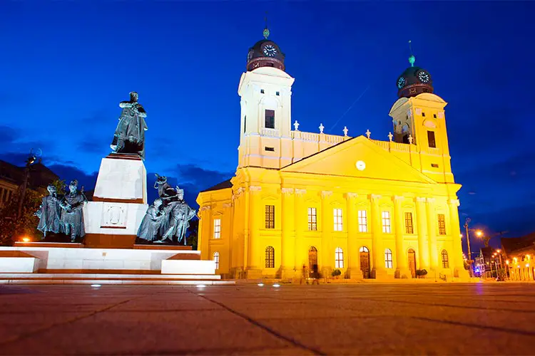 The Reformed Great Church and statue of Lajos Kossuth. Debrecen, Hungary