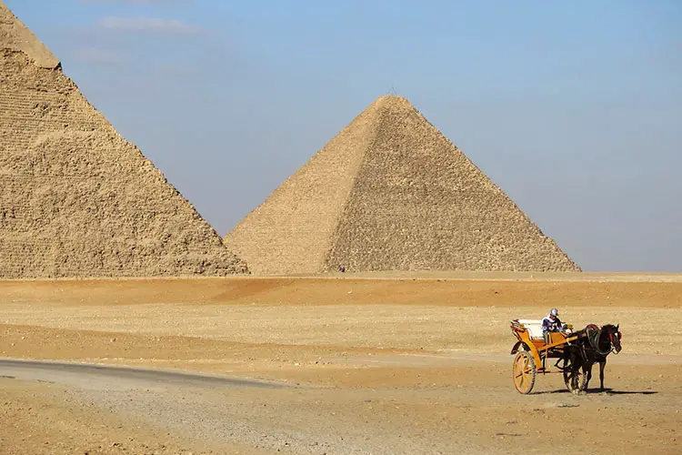 Horse-drawn carriage at the pyramids in Cairo